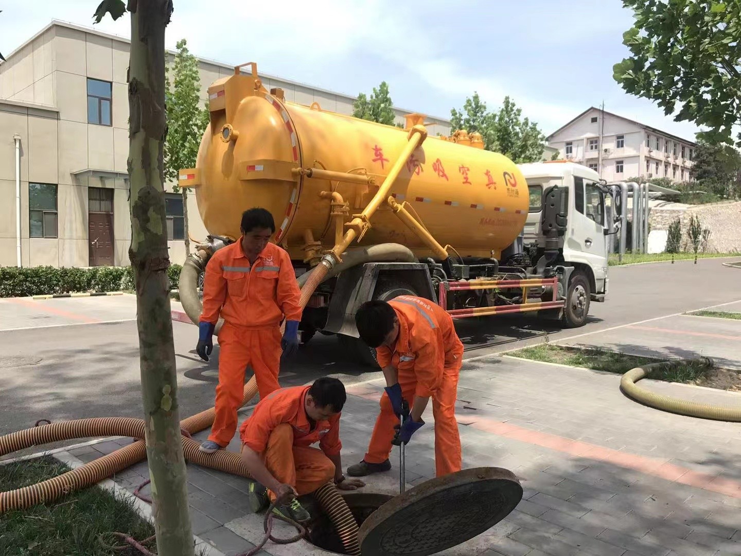 武陟管道疏通车停在窨井附近